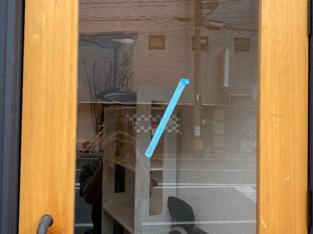 入口ドア窓の透明ガラス交換｜福岡市博多区の施工写真