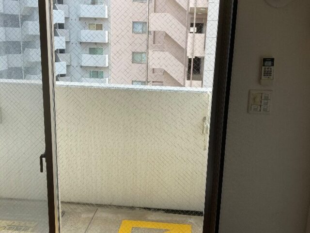 ベランダ掃出し窓の透明菱ワイヤー入りガラス交換｜福岡市東区の施工写真