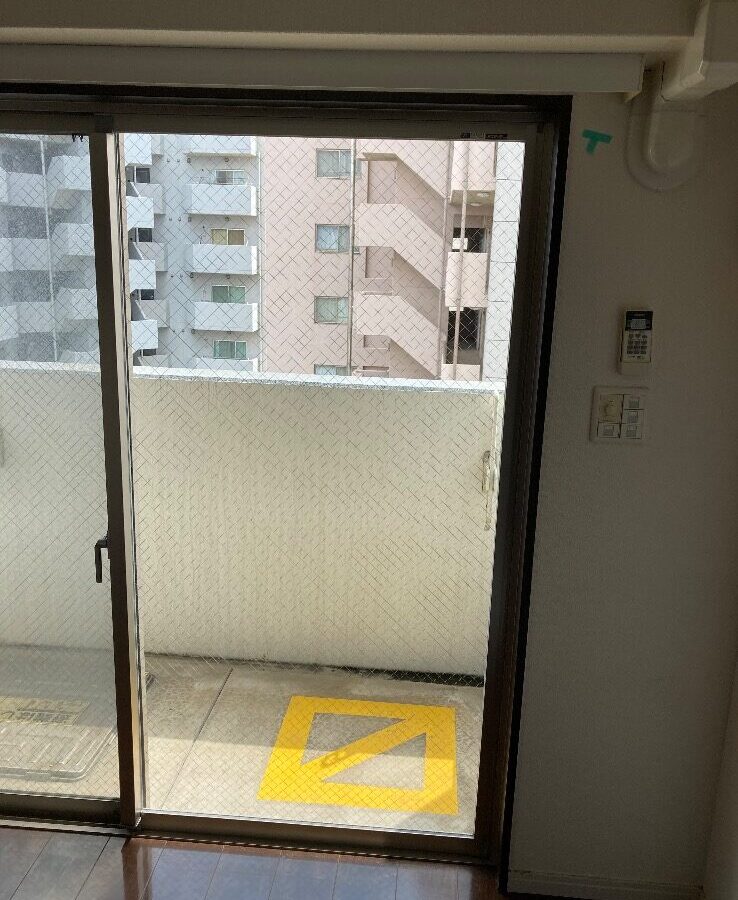 ベランダ掃出し窓の透明菱ワイヤー入りガラス交換｜福岡市東区の施工写真