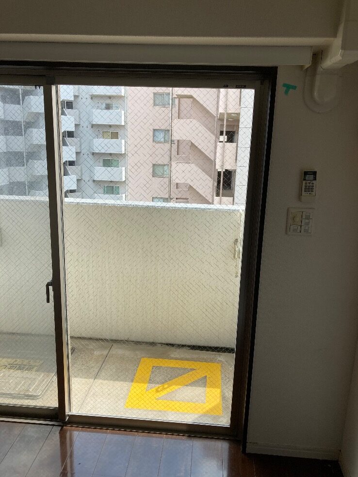 福岡市東区ベランダ掃出し窓に透明菱ワイヤー入り6.8㎜厚ガラスを入れ替えた施工後の様子