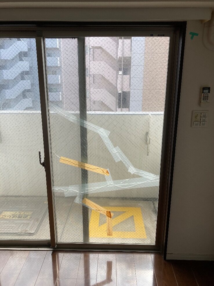 福岡市東区ベランダ掃出し窓の透明菱ワイヤー入り6.8㎜厚ガラスが割れている施工前の様子