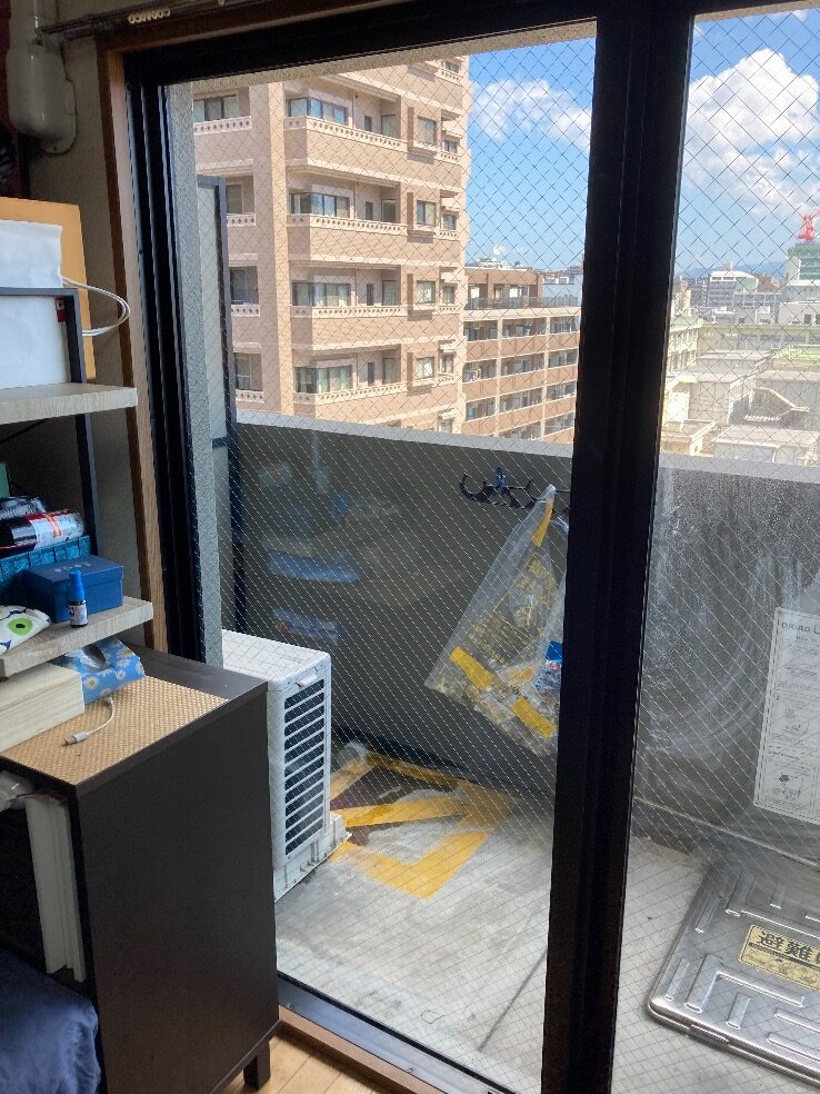 福岡県腰高窓に透明菱ワイヤー入り6.8㎜厚ガラスを入れ替えた施工後の様子