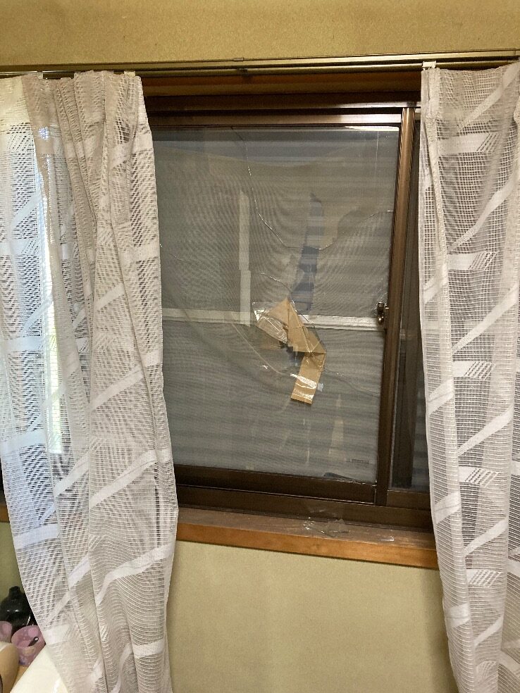 福岡市西区腰高窓の透明3㎜厚ガラスが割れている施工前の様子