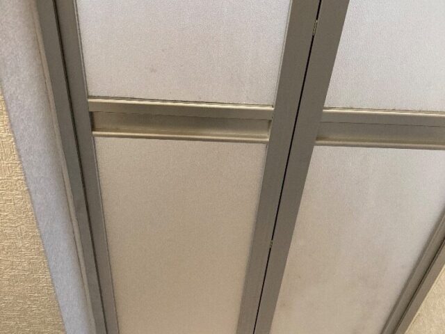 浴室中折れドアのアクリル交換|福岡市早良区の施工写真
