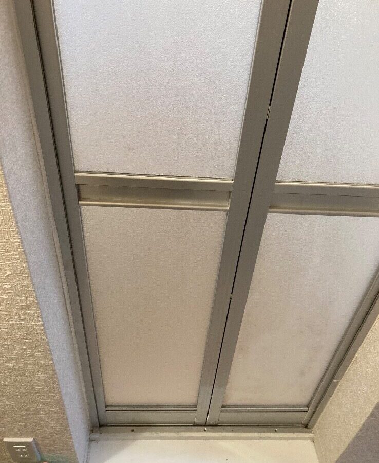 浴室中折れドアのアクリル交換｜福岡市早良区の施工写真
