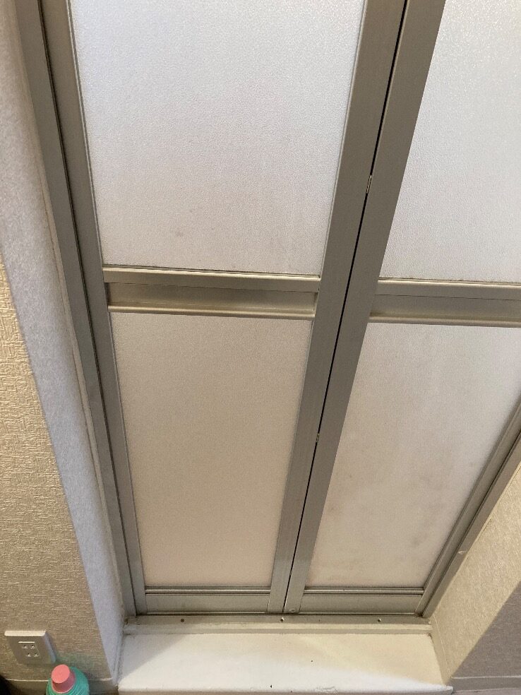 福岡市早良区浴室中折れドアにアクリル2㎜厚を入れ替えた施工後の様子