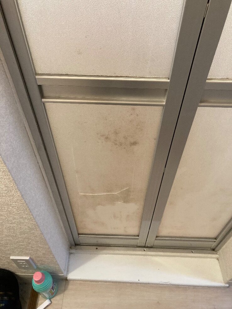 福岡市早良区浴室中折れドアのアクリル2㎜厚が割れている施工前の様子