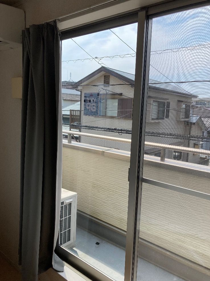 福岡市博多区掃出し窓にYKKAP製断熱LOW-Eペアガラス 透明3㎜+空気層10㎜+LOW-E3㎜ニュートラルを入れ替えた施工後の様子