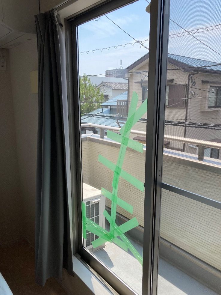 福岡市博多区掃出し窓のYKKAP製断熱LOW-Eペアガラス 透明3㎜+空気層10㎜+LOW-E3㎜ニュートラルが割れている施工前の様子