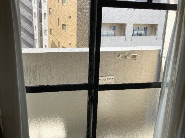 ベランダ掃き出し窓 室内ドアのガラス交換｜福岡市中央区の施工写真