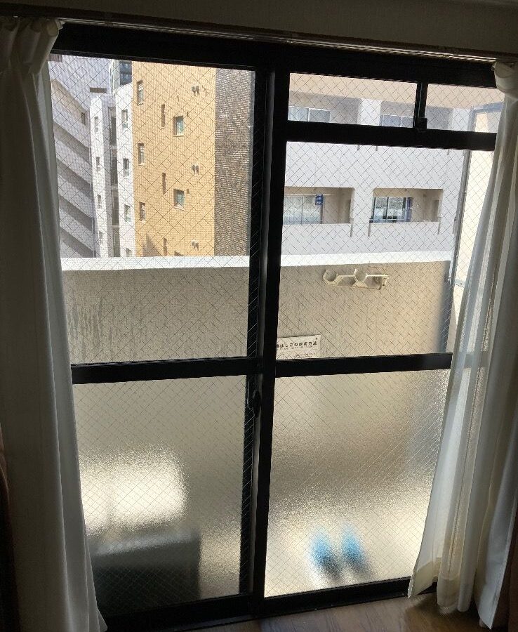ベランダ掃き出し窓 室内ドアのガラス交換｜福岡市中央区の施工写真