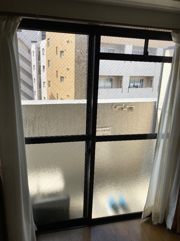 福岡市中央区ベランダ掃き出し窓 室内ドアにガラスを入れ替えた施工後の様子