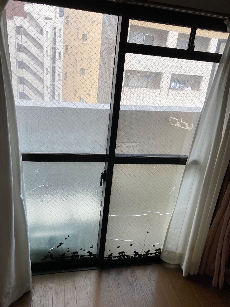 福岡市中央区ベランダ掃き出し窓 室内ドアのガラスが割れている施工前の様子