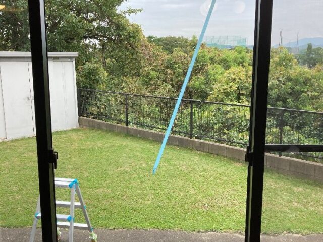掃き出しFIX窓のペアガラス 透明ガラス+空気層+透明ガラス交換｜福岡市東区の施工写真