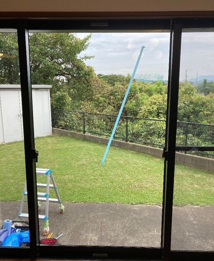 掃き出しFIX窓のペアガラス 透明ガラス+空気層+透明ガラス交換｜福岡市東区の施工写真