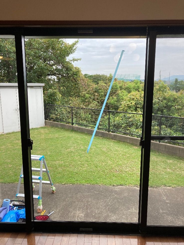 福岡市東区掃き出しFIX窓ガラスにペアガラス 透明3㎜厚ガラス+空気層6㎜+透明3㎜厚ガラスを入れ替えた施工後の様子