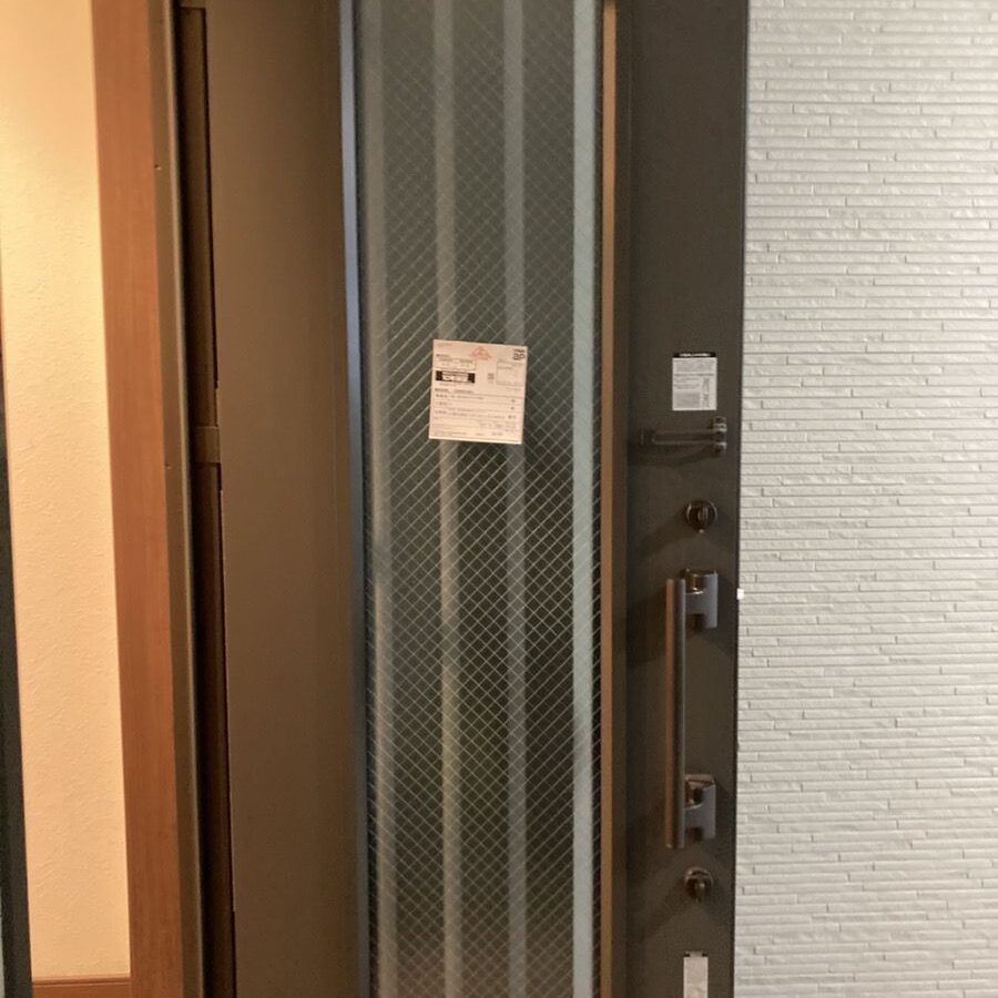 玄関ドアのペアガラス 内)かすみ菱ワイヤー＋A10＋FL5交換｜大阪府の施工写真