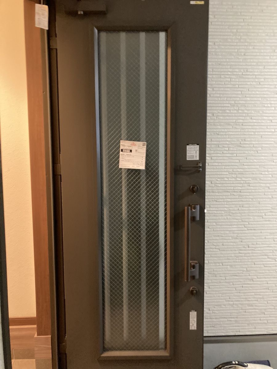 玄関ドアにペアガラス 内)かすみ菱ワイヤー＋A10＋FL5を入れ替えた施工後の様子