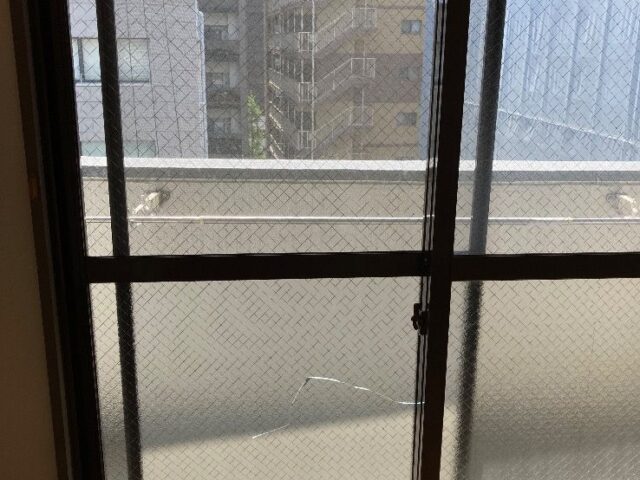 掃き出し窓のかすみワイヤー入りガラス交換｜福岡市博多区の施工写真