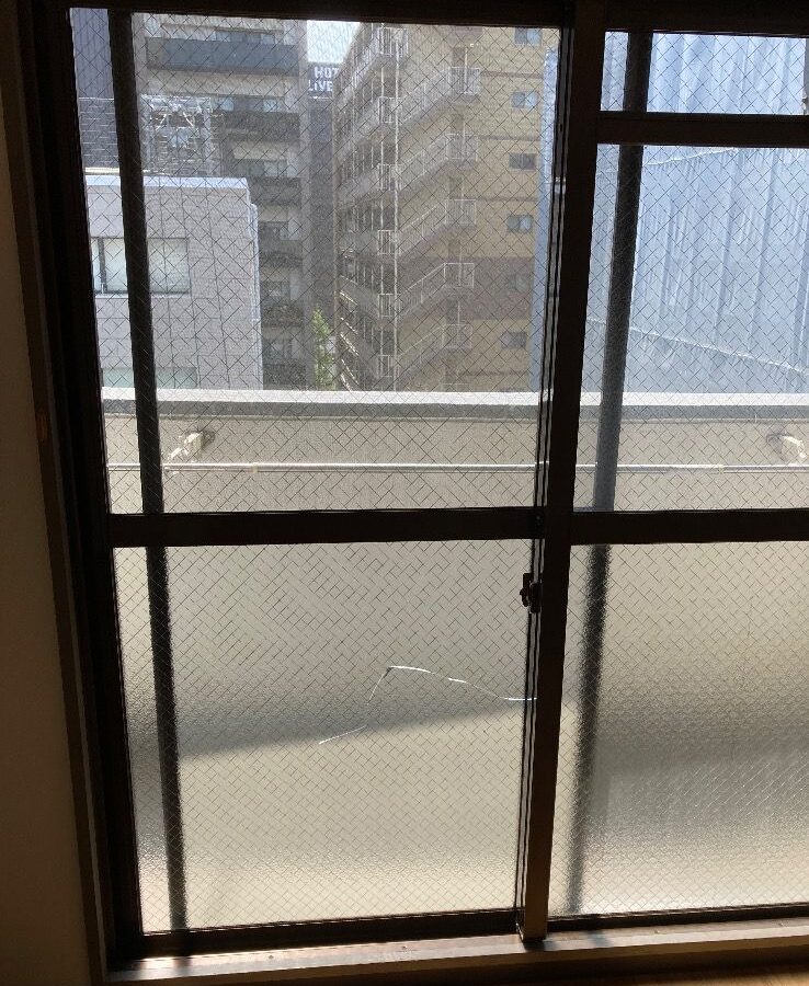 掃き出し窓のかすみワイヤー入りガラス交換｜福岡市博多区の施工写真