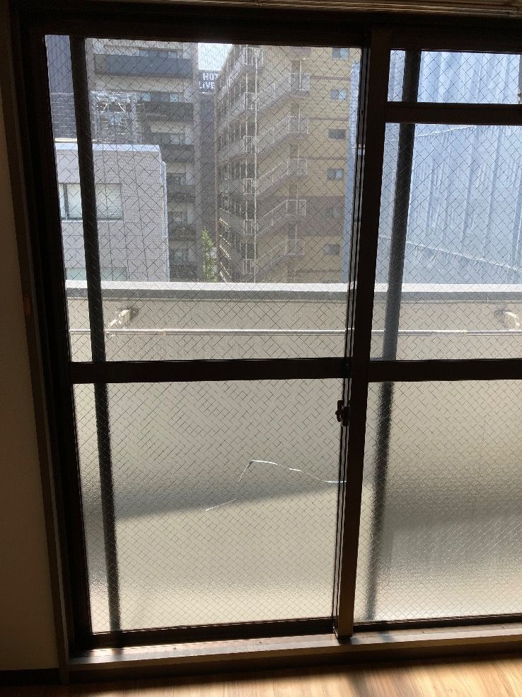福岡市博多区掃き出し窓ガラスにかすみワイヤー入りガラス6.8㎜厚を入れ替えた施工後の様子