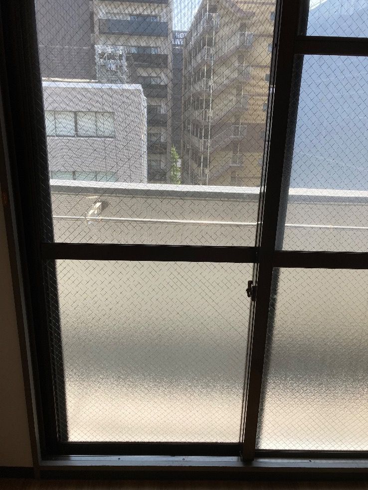 福岡市博多区掃き出し窓ガラスのかすみワイヤー入りガラス6.8㎜厚が割れている施工前の様子