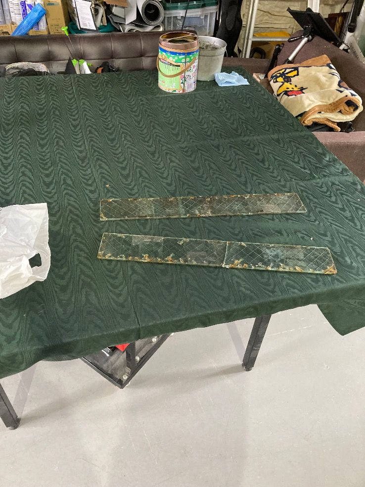 福岡市博多区ルーバー窓ガラスにかすみワイヤー入りガラス6.8㎜厚を入れ替えた施工後の様子