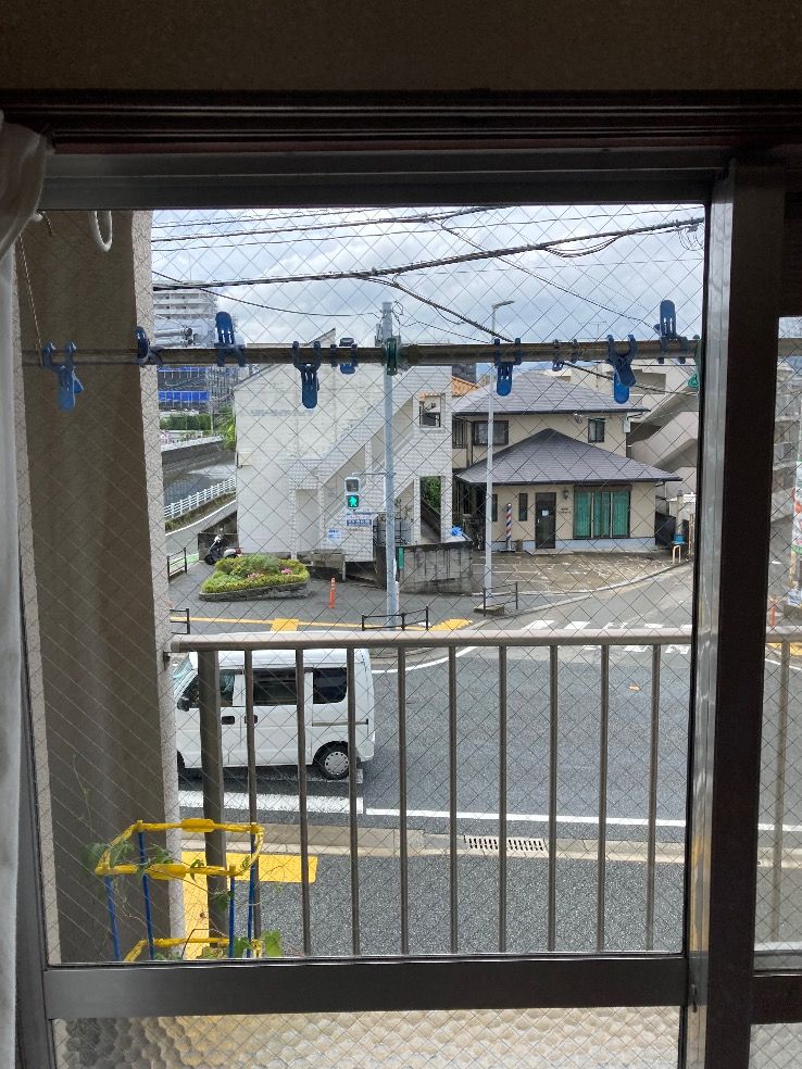 福岡市西区掃き出し窓ガラスの透明ワイヤー入りガラス6.8㎜厚が割れている施工前の様子