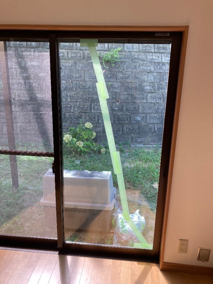 福岡市西区掃き出し窓ガラスにノーマルペアガラス 透明ガラス3㎜厚+空気層6㎜+透明ガラス3㎜厚を入れ替えた施工後の様子