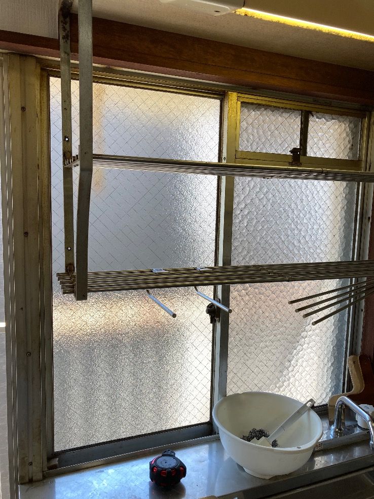 福岡市西区掃出し窓ガラス 腰高窓ガラスのかすみワイヤー入りガラス6.8㎜厚が割れている施工前の様子