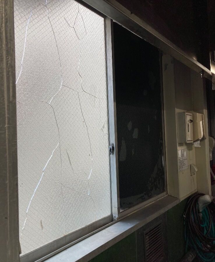腰高窓のかすみワイヤー入りガラス交換｜糟屋郡粕屋町の施工写真