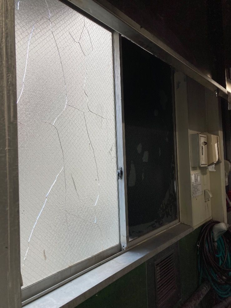 糟屋郡粕屋町腰高窓ガラスにかすみワイヤー入りガラス6.8㎜厚を入れ替えた施工後の様子