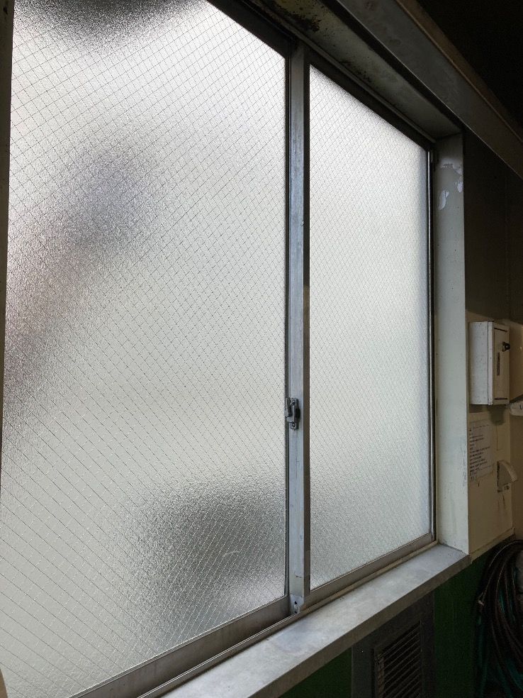 糟屋郡粕屋町腰高窓ガラスのかすみワイヤー入りガラス6.8㎜厚が割れている施工前の様子