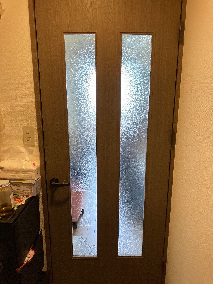 福岡市東区室内ドアにかすみガラス4㎜厚を入れ替えた施工後の様子