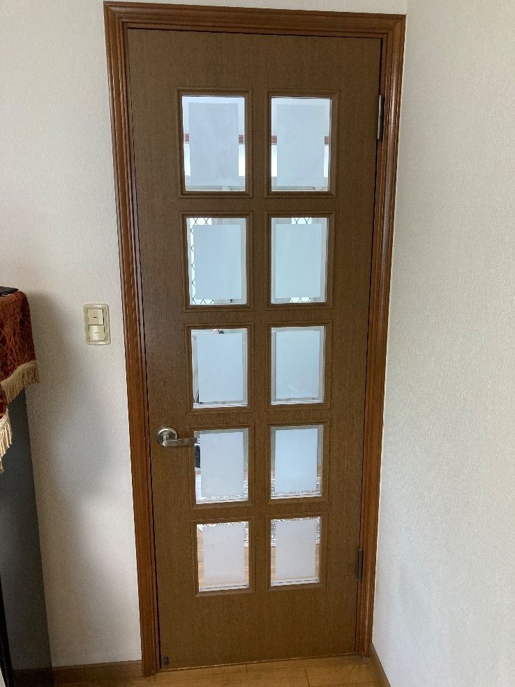宗像市室内ドアの透明ガラス3㎜厚 中スリ加工が割れている施工前の様子