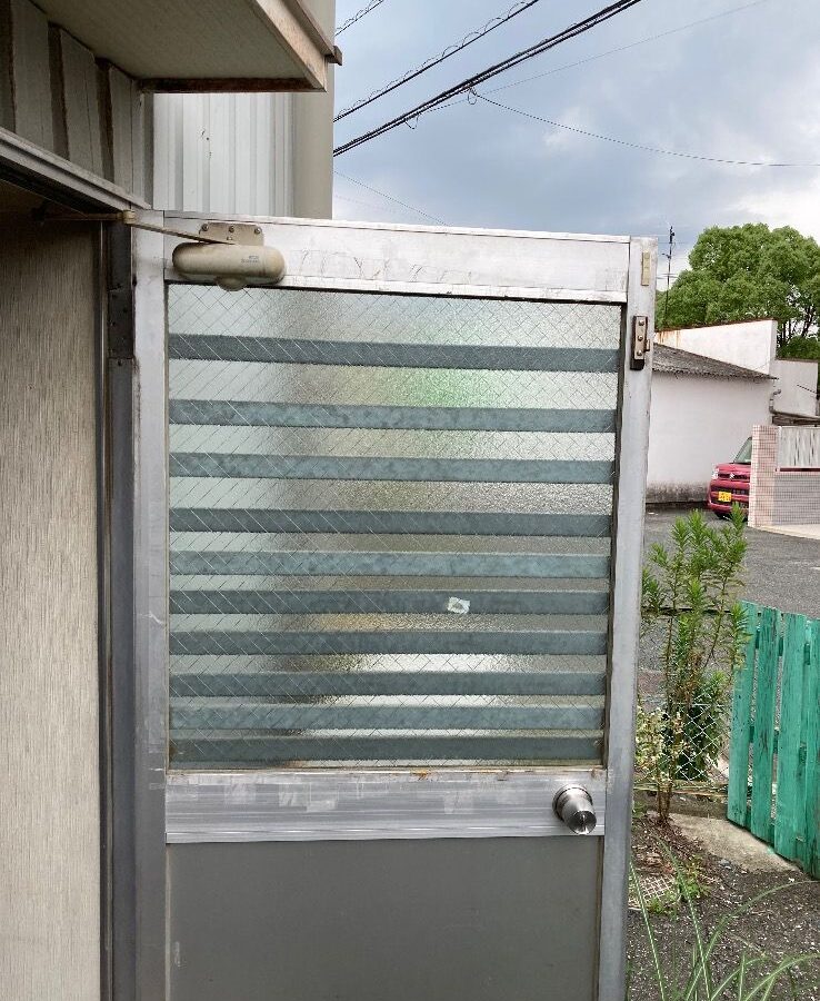 勝手口窓のかすみワイヤー入りガラス交換｜福岡市早良区の施工写真