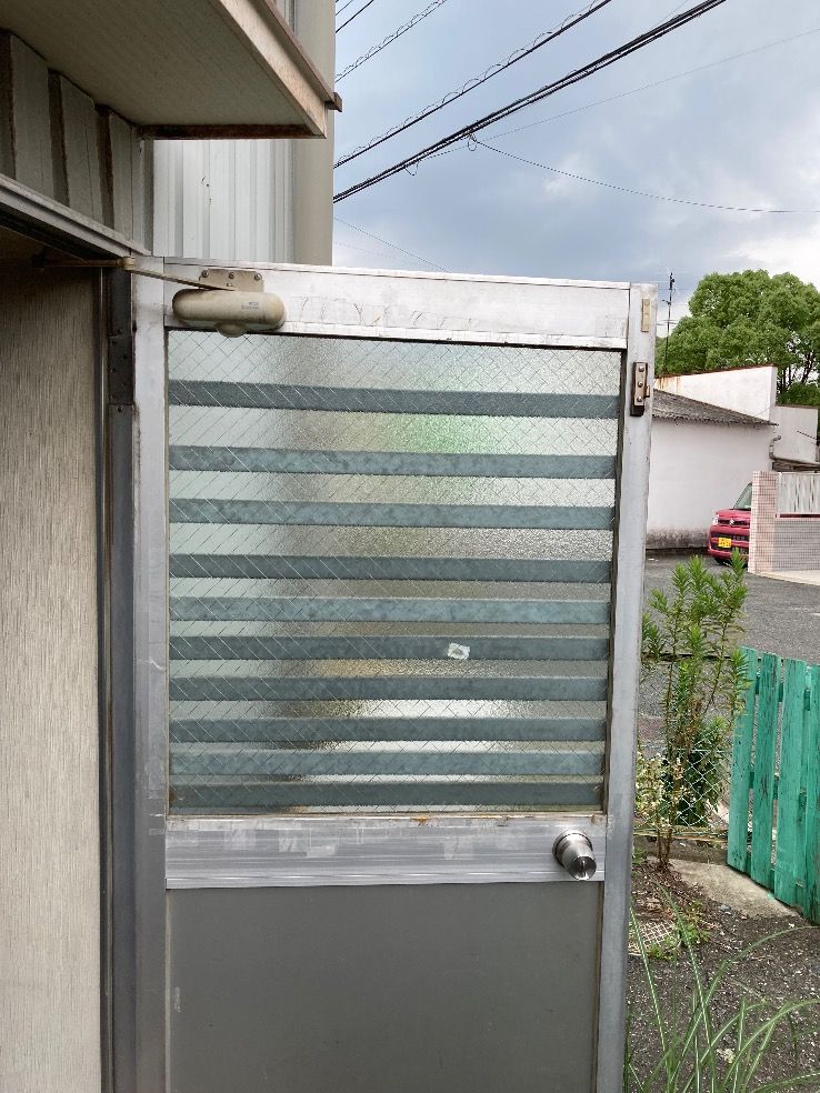 福岡市早良区勝手口窓ガラスにかすみワイヤー入りガラス6.8㎜厚を入れ替えた施工後の様子