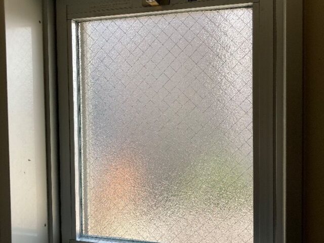 浴室内室内倒し窓 (横滑り窓)のかすみ菱ワイヤー入りガラス交換｜福岡市早良区の施工写真