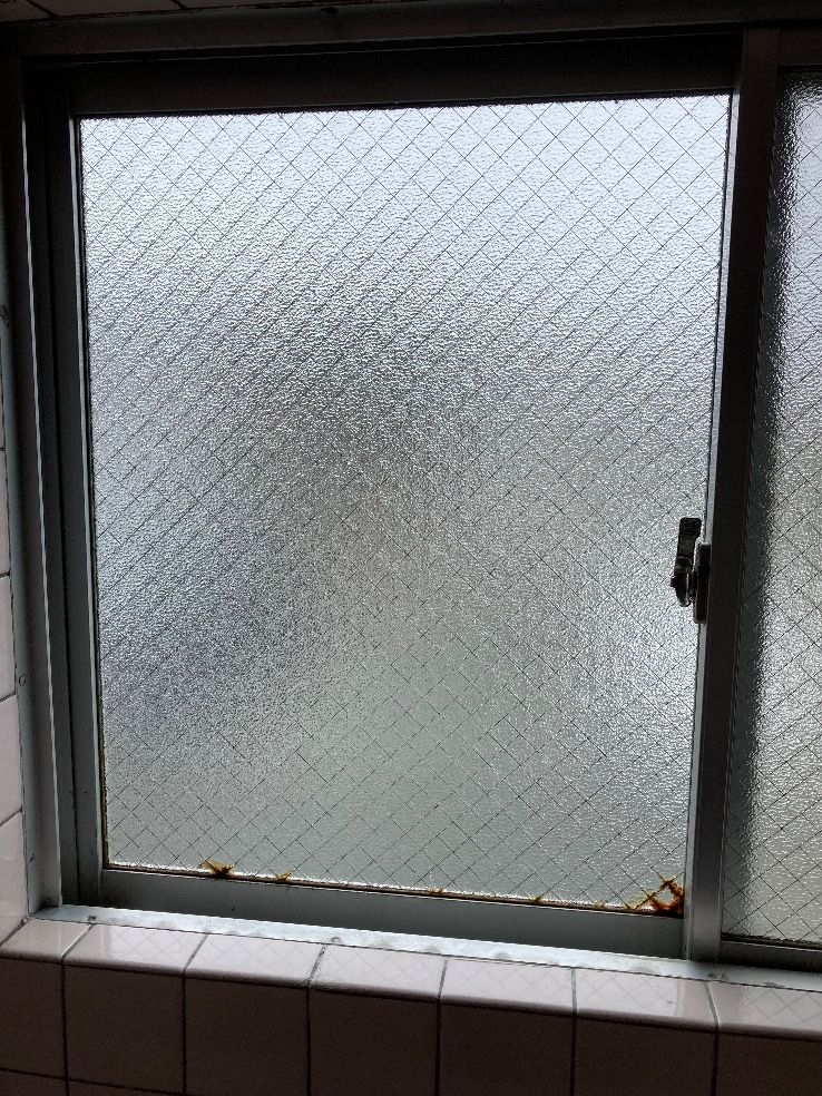 県宗像市浴室内腰高窓ガラスにかすみ菱ワイヤー入りガラス6.8㎜厚を入れ替えた施工後の様子