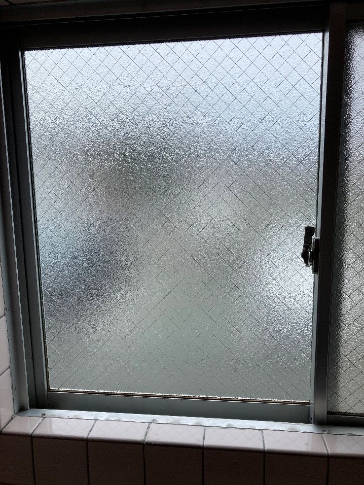 県宗像市浴室内腰高窓ガラスのかすみ菱ワイヤー入りガラス6.8㎜厚が割れている施工前の様子