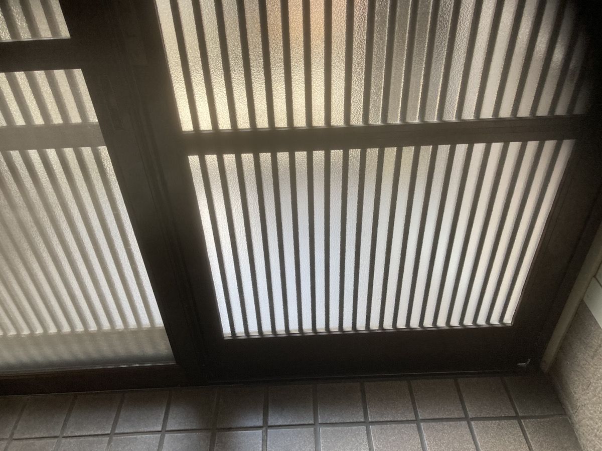 八尾市玄関ドアにガラスを入れ替えた施工後の様子