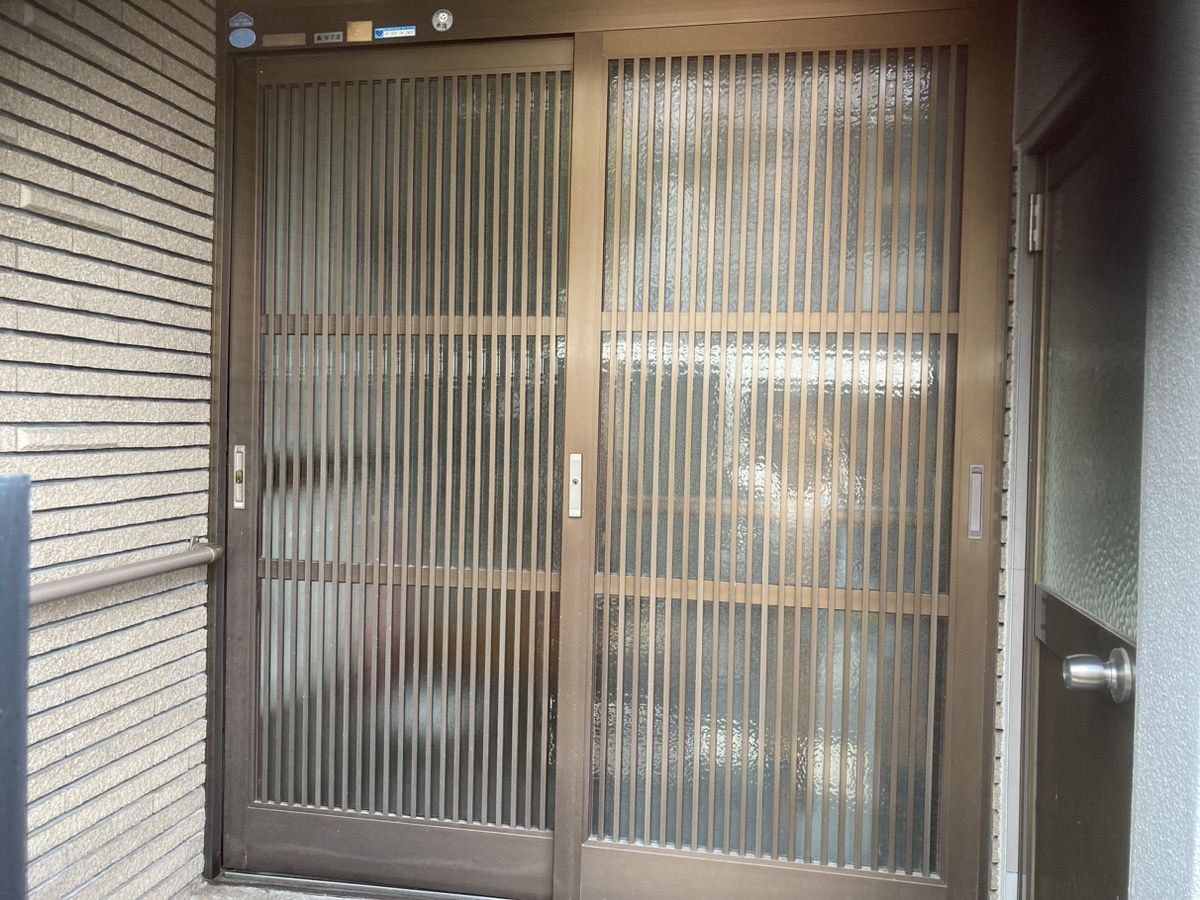 八尾市玄関ドアのガラスが割れている施工前の様子