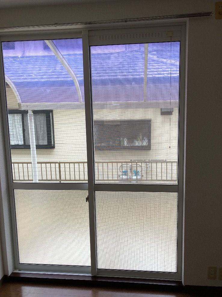 福岡市南区ベランダ掃出し窓ガラスのかすみクロスワイヤー入りガラス6.8㎜厚が割れている施工前の様子