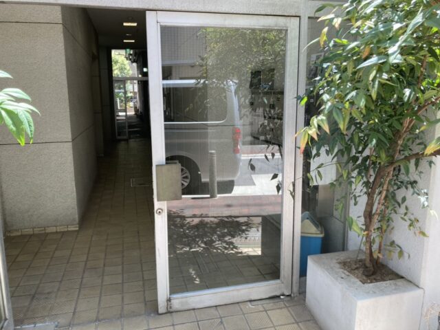 マンションエントランスドアの透明ワイヤー入りガラス交換｜大阪府の施工写真
