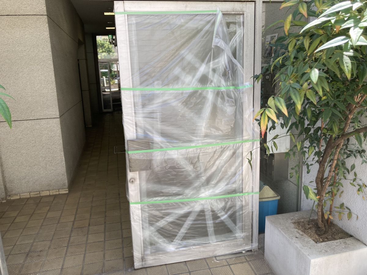 マンションエントランスドアの透明ワイヤー入りガラス6.8mm厚が割れている施工前の様子