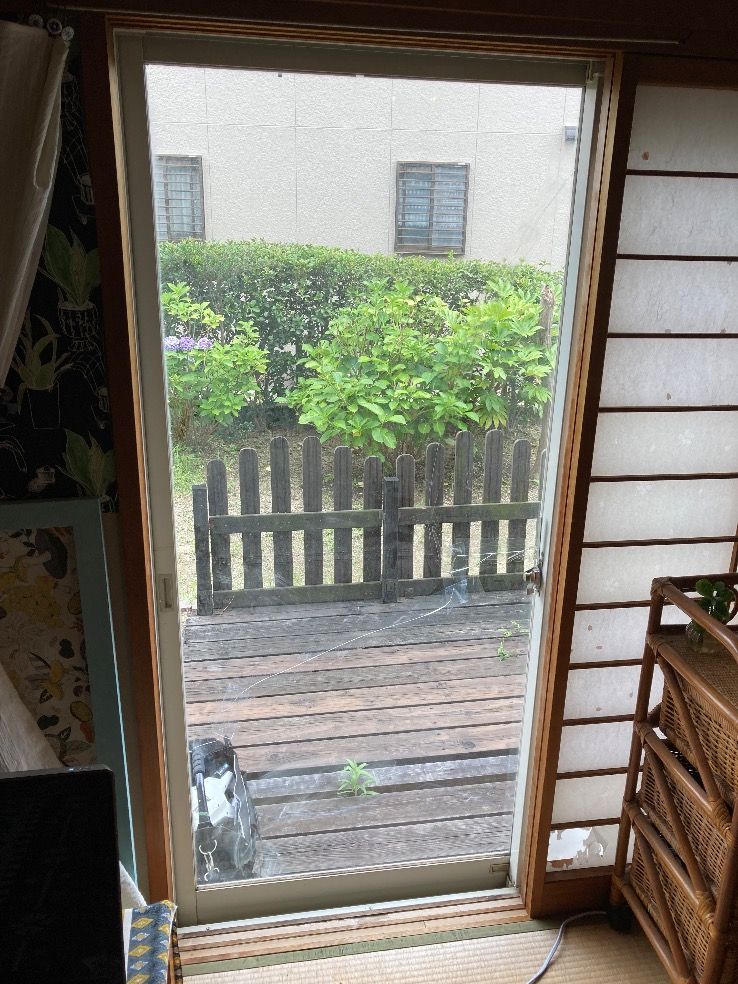 糟屋郡宇美町ベランダ掃き出し窓ガラスの透明ガラス3㎜厚 (FL3)が割れている施工前の様子