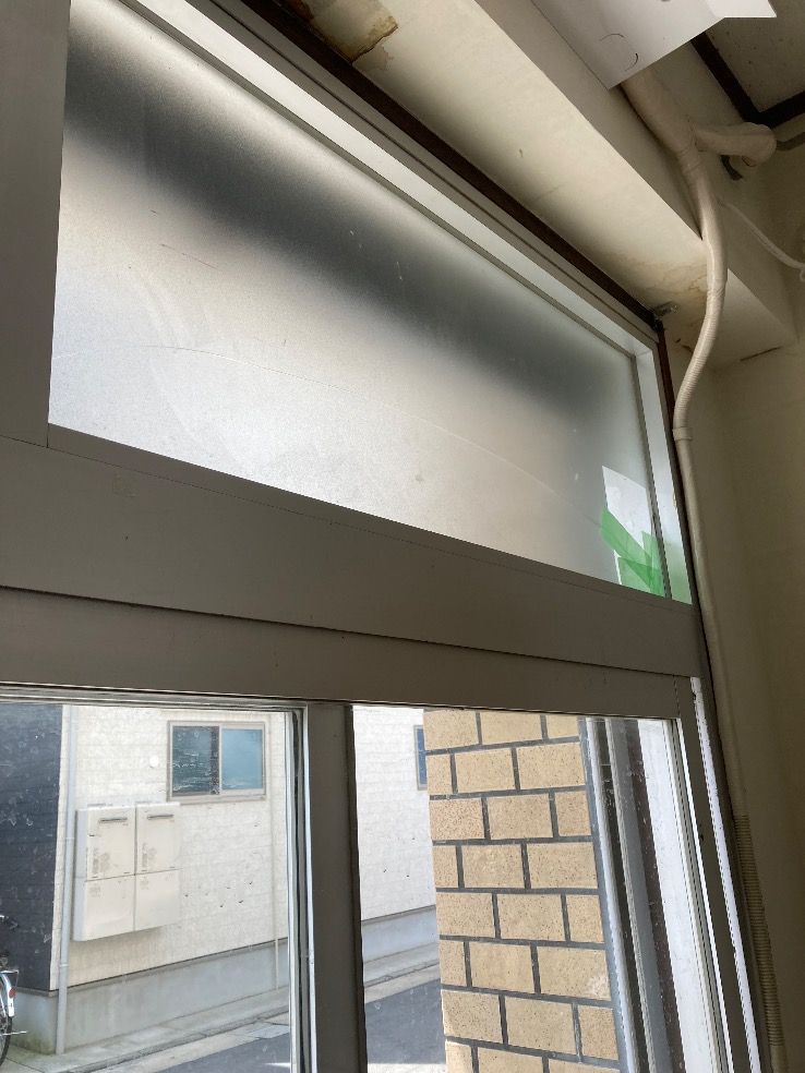 福岡市博多区FIX窓ガラスに透明ガラス3㎜厚 (FL3) 室内側フロストフィルム貼りを入れ替えた施工後の様子