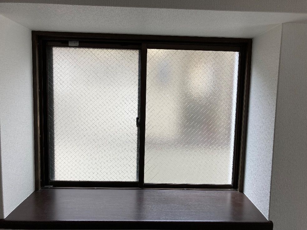 大野城市出窓腰高窓ガラスのかすみ菱ワイヤー入りガラス6.8㎜厚が割れている施工前の様子