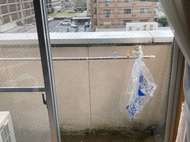 ベランダ掃き出し窓の透明菱ワイヤー入りガラス交換｜福岡市早良区の施工写真