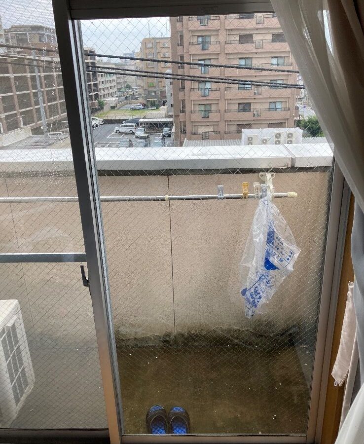 ベランダ掃き出し窓の透明菱ワイヤー入りガラス交換｜福岡市早良区の施工写真